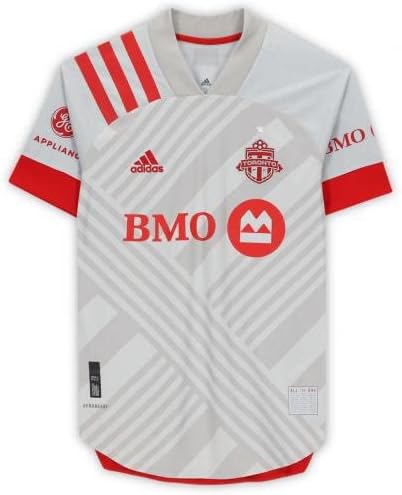 Richie Laryea Toronto FC -a koji se koristi 22 sivi dres iz sezone 2020 MLS - nogometni autograpd meč koristio dresove