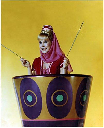 Sanjam da Jeannie Barbara Eden drži pjenušave u vrhu boce 8 x 10 inča fotografije